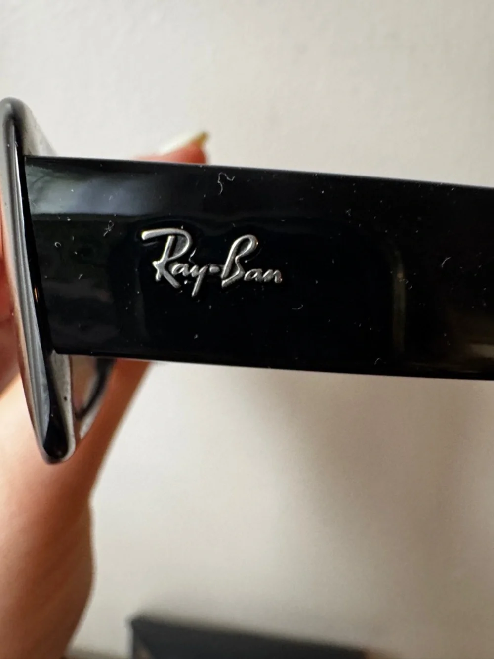 Authentic Ray-Ban RB4122 Black Polarized Sunglasses w/ Case & Cleaning Kit